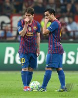 FUSSBALL INTERNATIONAL  CHL Viertelfinale 11/12: Lionel Messi (li,) mit Xavi Hernandez (Barca)