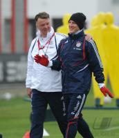 Fussball 1. Bundesliga: Trainer Louis van Gaal, Bastian Schweinsteiger (v. li., FCB)