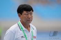 FUSSBALL INTERNATIONAL: Trainer Kim Jong Hun (Nordkorea)