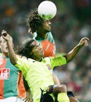 Fussball Champions League: Bremen - Barcelona, Zweikampf