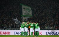 Fussball 1. Bundesliga Saison 12/13: SV Werder Bremen Verschwoerungskreis vor dem Spiel