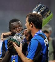 FUSSBALL SERIE A: Inter Mailand, MUNTARI und STANKOVIC jubeln mit dem Supercup