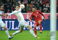 Fussball 1. Bundesliga, Saison 2012/2013:  Philipp Wollscheid (li, Bayer 04 Leverkusen) gegen Claudio Pizarro (FC Bayern Muenchen)