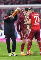 Fussball 1. Bundesliga Saison 21/22: JUBEL FC Bayern Muenchen feiert die 32. Meisterschaft