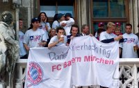 Fussball:  Das Team mit Banner DANKE UNTERHACHING