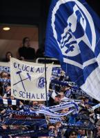 Fussball 1. Bundesliga: SCHALKE Fans mit einem Plakat GLUECK AUF SCHALKE