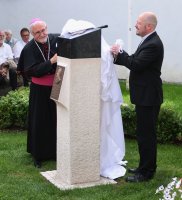 Enthuellung Bischof Sproll Stele in Rottenburg