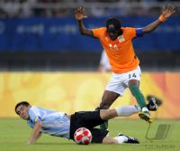 FUSSBALL  Olympia 2008  Peking  Vorrunde Elfenbeinkueste - Argentinien