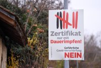 Plakat gegen das Schweizer Covid-Gesetzes