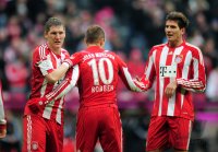 Fussball 1. Bundesliga : (v. li.) JUBEL mit Bastian Schweinsteiger, Arjen Robben, Mario Gomez (FC Bayern Muenchen)