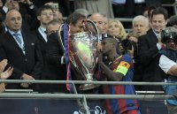 Fussball Champions League Finale 2011: Michel Platini mit Eric Abidal  (Barca)