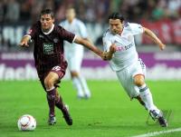 Fussball 1. Bundesliga : Clemens Walch (li, 1. FC Kaiserslautern) gegen Danijel Pranjic (re, FC Bayern Muenchen) )