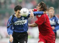 Fussball 1. Bundesliga: Bielefeld - Bayern, Zweikampf