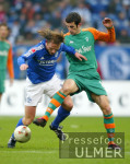 Fussball 1. Bundesliga: Schalke - Bremen, Zweikampf