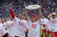Fussball 1. Bundesliga : DEUTSCHER MEISTER FC Bayern Muenchen;  RIBERY   mit Meisterschale