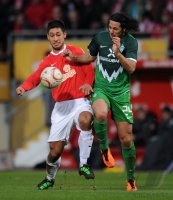 1. Fussball Bundesliga: Malik Fathi (li, 1. FSV Mainz 05) gegen Claudio Pizarro (re, SV Werder Bremen)
