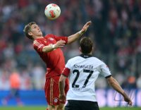 Fussball 1. Bundesliga, Saison 2012/2013:  Bastian Schweinsteiger (li, FC Bayern Muenchen) gegen Pirmin Schwegler (Eintracht Frankfurt)