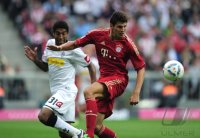 Fussball 1. Bundesliga, Saison 2011/2012:  Dante Bonfim (li, Borussia Moenchengladbach) gegen Mario Gomez (re, FC Bayern Muenchen)