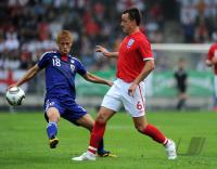 FUSSBALL INTERNATIONAL: Keisuke HONDA (li, Japan) gegen John TERRY (re, England)