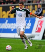 Fussball: 1. Bundesliga Saison 2010/2011: Wolfsburg, DZEKO am Ball