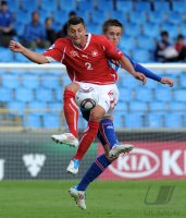 Fussball U21-Europameisterschaft 2011: Philippe Koch (li, Schweiz) gegen Gylfi Sigurdsson (re, Island)