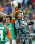 Fussball 1. Bundesliga: Bremen - Hannover, Zweikampf