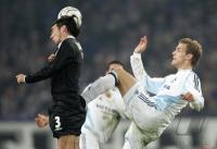 Fussball: Schalke - Espanyol Barcelona, Zweikampf