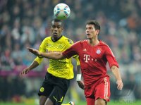 Fussball 1. Bundesliga, Saison 2011/2012: Felipe Santana (li, Borussia Dortmund)  gegen Mario Gomez (FC Bayern Muenchen)