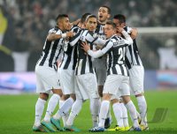 FUSSBALL SERIE A:  JUBEL mit Vidal Arturo, Jose Martin Caceres Silva und Emanuele Giaccherini (v. li., Juventus Turin)