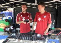 Fussball 1. Bundesliga Saison   2011/2012 :  Franck Ribery (li, FC Bayern Muenchen) legt am DJ Mischpult Musik auf