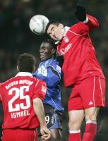 Fussball 1. Bundesliga: Bielefeld - Bayern, Zweikampf