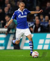 Fussball: 1. Bundesliga Saison 2010/2011: Schalke, KLUGE am Ball