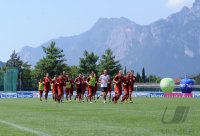 Fussball 1. Bundesliga Saison   2011/2012 :  Das Team vom FC Bayern Muenchen laeuft unter den Bergen