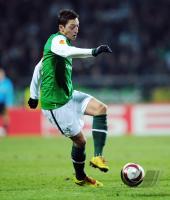 FUSSBALL, EUROPA LEAGUE SECHZEHNTELFINALE: Werder Bremen, OEZIL am Ball
