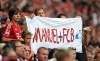 Fussball International Audi Cup 2011: Fans mit einem Banner von Torwart Manuel Neuer (FC Bayern Muenchen)