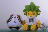 Fussball International  WM 2010  Maskottchen Zakumi und  Spielball Jabulani