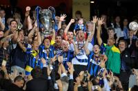 Fussball Champions League Finale: Das Inter Team JUBEL mit Pokal