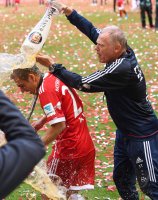 Fussball, 1. Bundesliga  Saison 16/17: Jubel FC Bayern Muenchen mit Schale