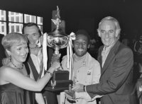 Fussball Pele und Steve Ross mit Pokal