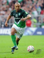 Fussball: 1. Bundesliga Saison 2010/2011: Bremen, SILVESTRE am Ball