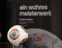 Fussball 1. Bundesliga  Saison  2013/2014:  Praesentation Adidas Ball Torfabrik 4
