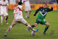 Fussball 1. Bundesliga : Ciprian Marica (li, VfB Stuttgart) gegen Daniel Jensen (re, SV Werder Bremen)