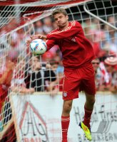 Fussball 1. Bundesliga: Thomas Mueller (FC Bayern Muenchen) als Torwart im Tor