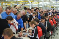 Fussball/Nationalspieler im Mercedes-Benz Motorenwerk