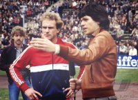 Fussball Bayern-Koeln: Rummenigge mit Reporter Vogel