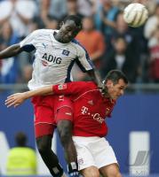 Fussball 1. Bundesliga: Hamburger SV - Bayern, Zweikampf