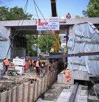 Einschieben Bahnbruecke Baustelle in Ergenzingen auf der Gaeubahn Strecke