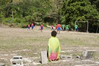 FUSSBALL: FEATURE KINDER SPIELEN FUSSBALL IN DER SUEDSEE