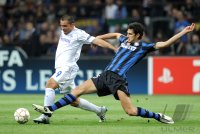 FUSSBALL CHL  Saison 10/11: Edu (li, FC Schalke 04) gegen Andrea Ranocchia (re, Inter Mailand)