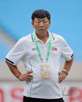 FUSSBALL INTERNATIONAL: Trainer Kim Jong Hun (Nordkorea)